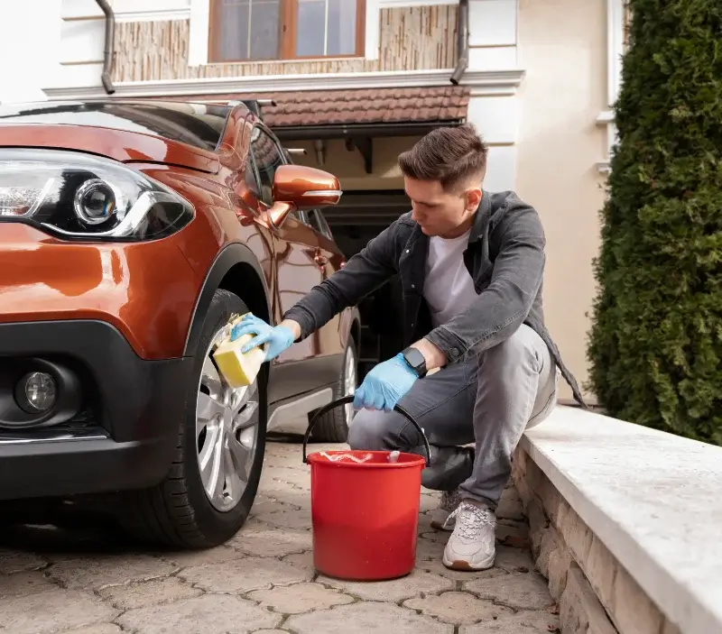 Lavage auto à domicile Saint-Vidal : professionnel intervenant sur un véhicule